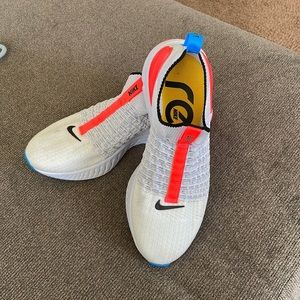 Women’s Nike Phantom Run Flyknit 2 Sz 9